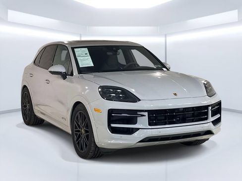 Certified 2025 Porsche Cayenne GTS AWD/4WD image 9