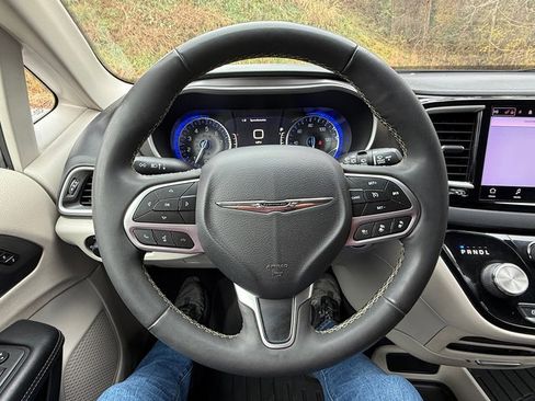 Used 2022 Chrysler Pacifica Touring-L image 25