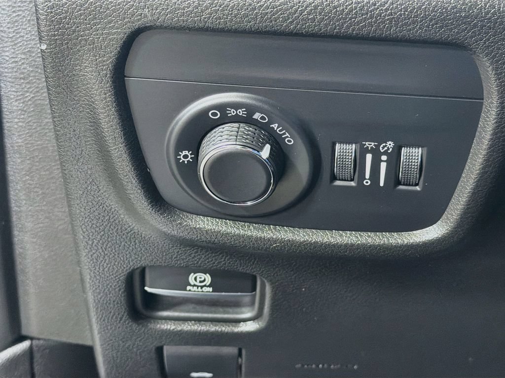 Used 2024 Jeep Grand Cherokee Altitude AWD/4WD image 12