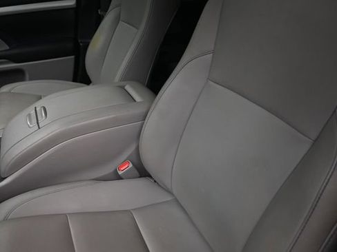 Used 2019 Toyota Highlander XLE FWD image 17