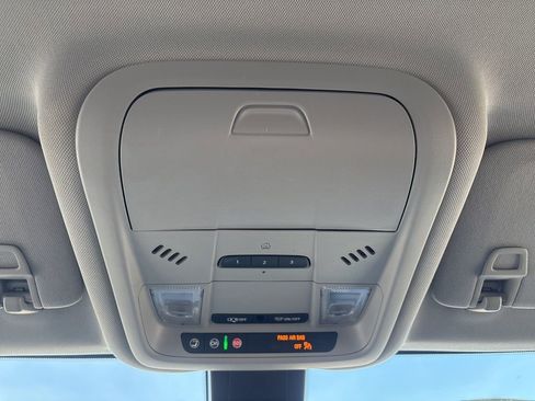 Used 2024 GMC Terrain SLT image 41