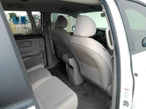 Used 2021 Kia Sedona LX FWD image 25