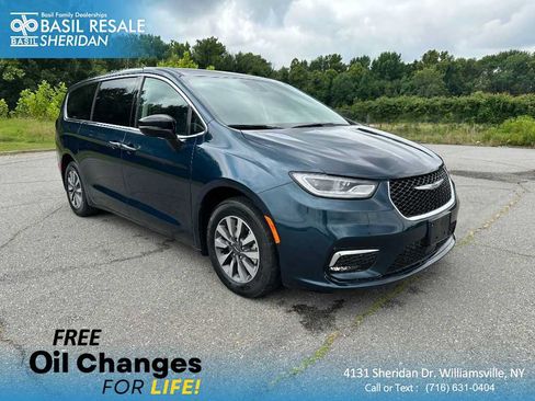 Used 2024 Chrysler Pacifica Limited FWD image 1