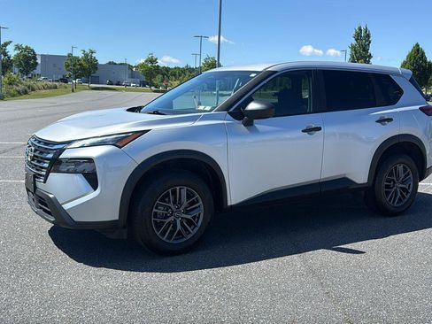 Used 2025 Nissan Rogue S AWD/4WD image 10