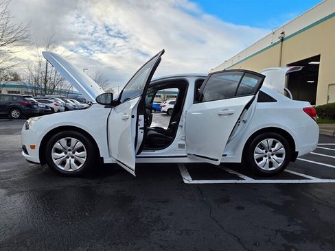 Used 2013 Chevrolet Cruze LS image 21