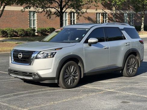 Used 2025 Nissan Pathfinder SL w/ SL Premium Package FWD image 2