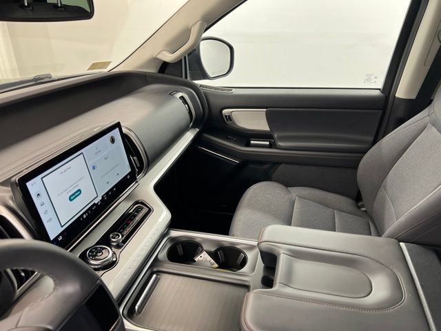 Used 2025 Ford Expedition Active AWD/4WD image 21