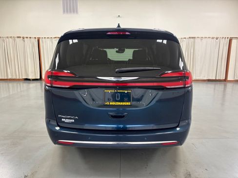 Used 2021 Chrysler Pacifica Touring-L FWD image 7