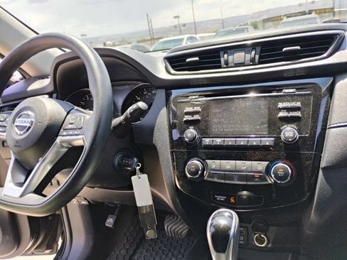 Used 2017 Nissan Rogue S AWD/4WD image 18