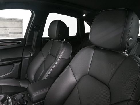 Certified 2025 Porsche Macan image 5