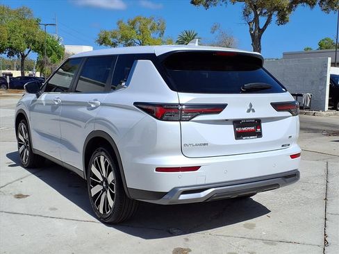 Used 2026 Mitsubishi Outlander SE FWD image 3