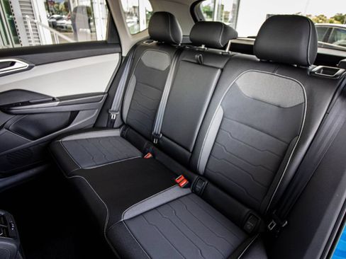 New 2026 Volkswagen Taos SE FWD image 28