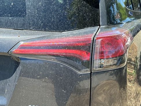 Used 2018 Toyota RAV4 XLE FWD image 17