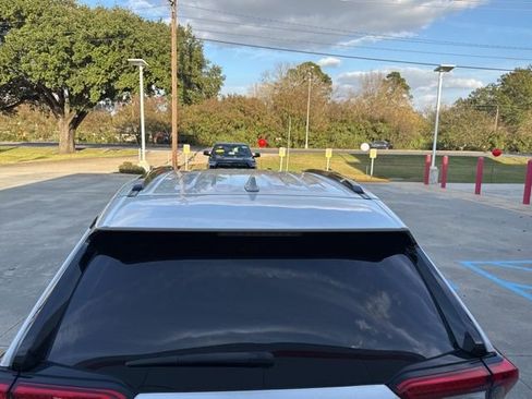 Used 2022 Toyota RAV4 XLE image 9