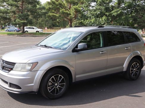 Used 2017 Dodge Journey SE w/ Flexible Seating Group image 10