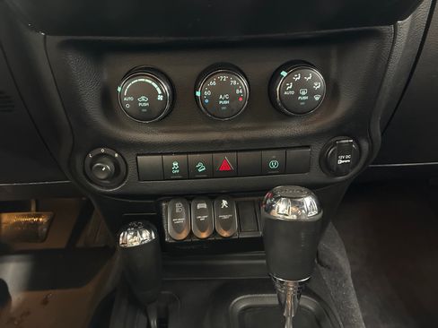 Used 2014 Jeep Wrangler Rubicon w/ Power Convenience Group AWD/4WD image 19