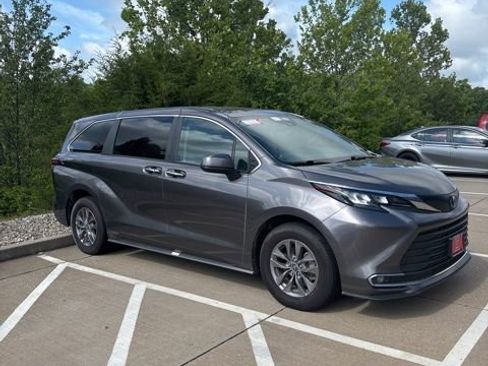 Used 2024 Toyota Sienna XLE FWD image 2