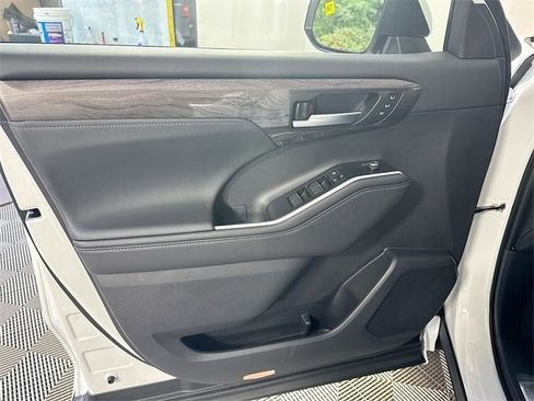 New 2025 Toyota Highlander Platinum image 24