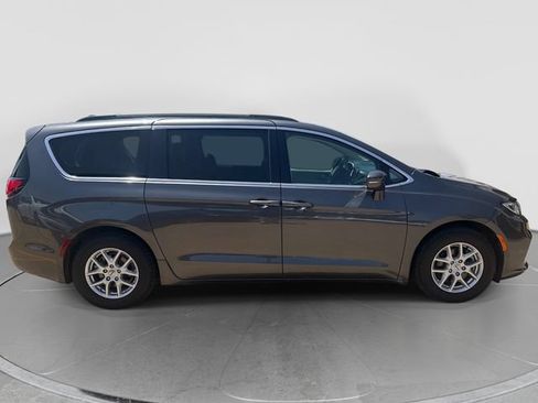Used 2022 Chrysler Pacifica Touring-L FWD image 9