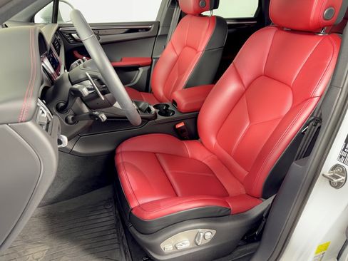 Certified 2026 Porsche Macan AWD/4WD image 5