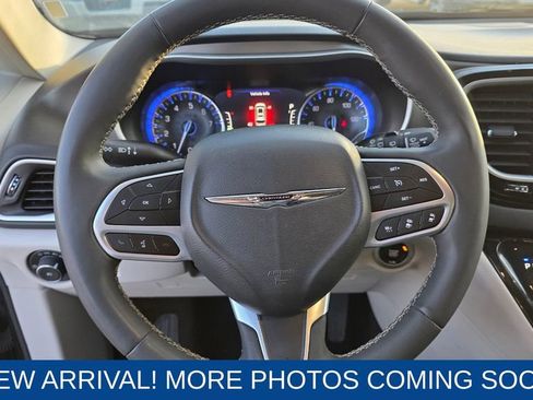 Used 2023 Chrysler Pacifica Touring-L image 14