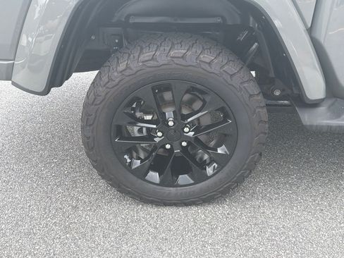 Used 2023 Jeep Gladiator Overland AWD/4WD image 17