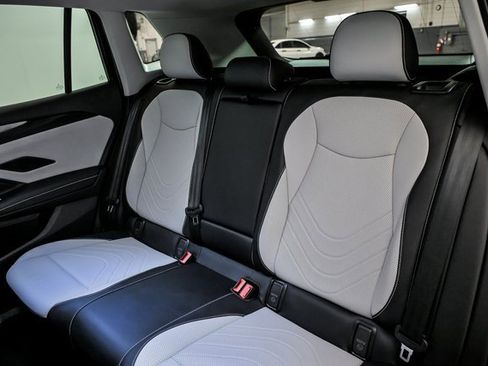 Used 2025 Volkswagen Tiguan SE w/ Panoramic Sunroof Package image 14