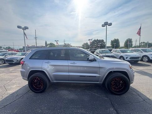 Used 2019 Jeep Grand Cherokee Altitude AWD/4WD image 4