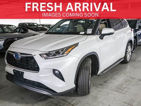 Used 2023 Toyota Highlander Platinum FWD image 1