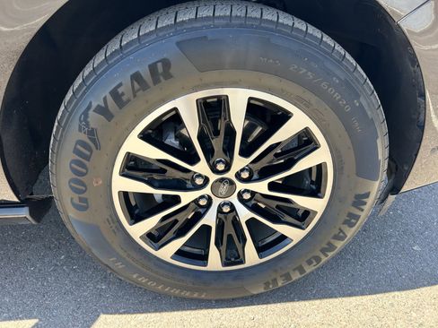 Used 2025 Ford Expedition Platinum AWD/4WD image 12