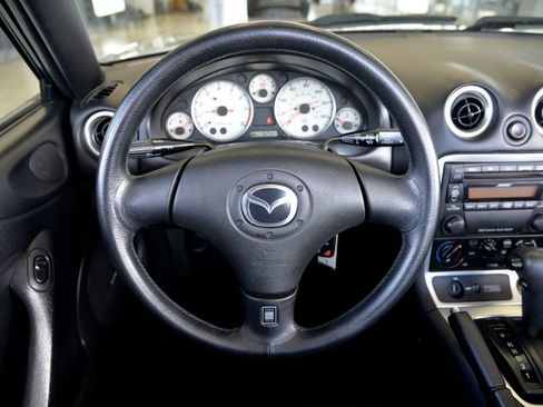 Used 2003 MAZDA MX-5 Miata RWD image 18