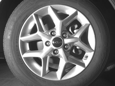 Used 2025 Kia Soul LX w/ LX Technology Package FWD image 13