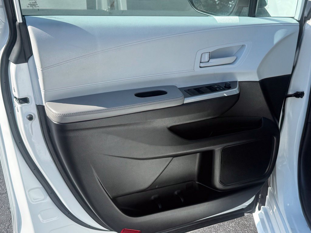 Certified 2025 Toyota Sienna LE FWD image 11