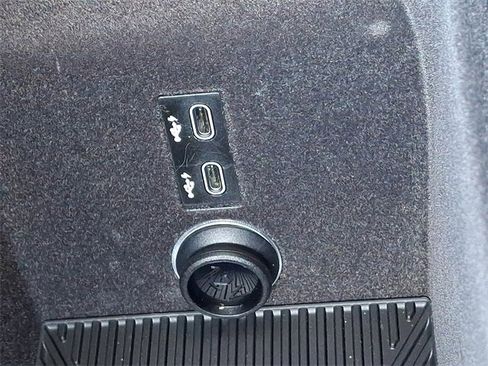 Used 2025 BMW 740i xDrive w/ Premium Package image 25