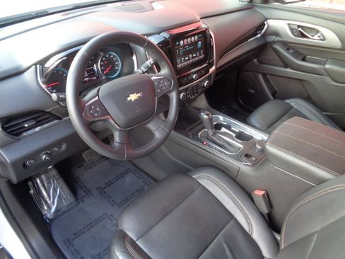 Used 2018 Chevrolet Traverse LT image 2