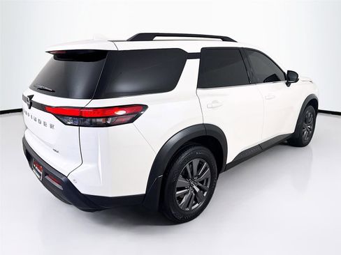 Used 2024 Nissan Pathfinder SV image 7
