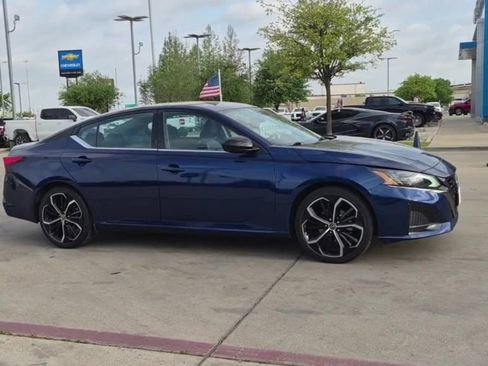 Used 2024 Nissan Altima 2.5 SR image 2