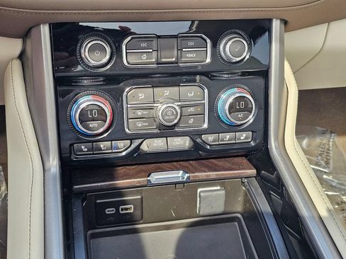 Used 2024 GMC Yukon XL Denali w/ Denali Reserve Package AWD/4WD image 34