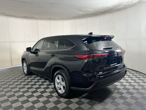 Used 2021 Toyota Highlander L FWD image 5