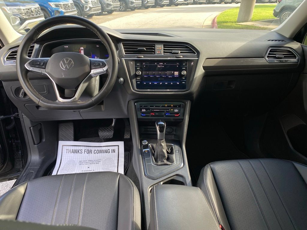 Used 2024 Volkswagen Tiguan SE w/ Panoramic Sunroof Package FWD image 30