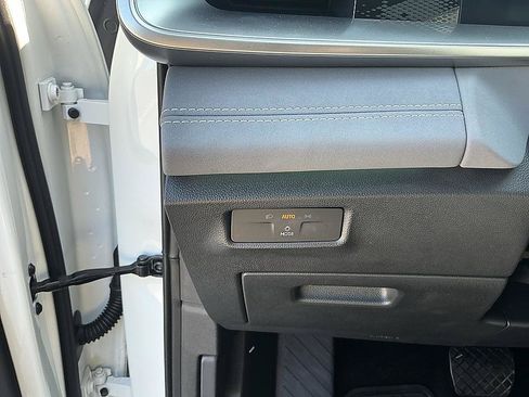 Used 2025 Volkswagen Tiguan SE FWD image 13