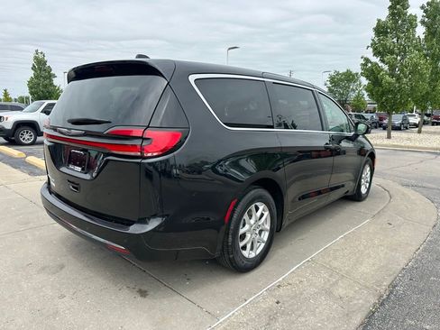 Used 2023 Chrysler Pacifica Touring-L FWD image 7