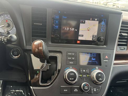 Used 2017 Toyota Sienna Limited AWD/4WD image 38