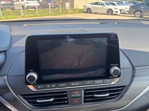Used 2025 Nissan Altima 2.5 SV FWD image 22