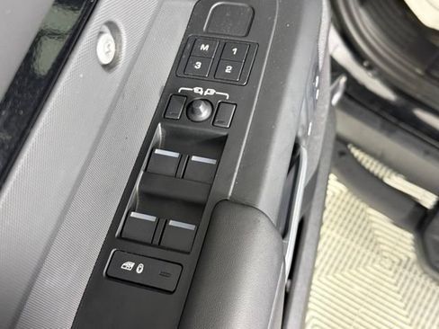 Used 2025 Land Rover Defender 130 Outbound AWD/4WD image 33
