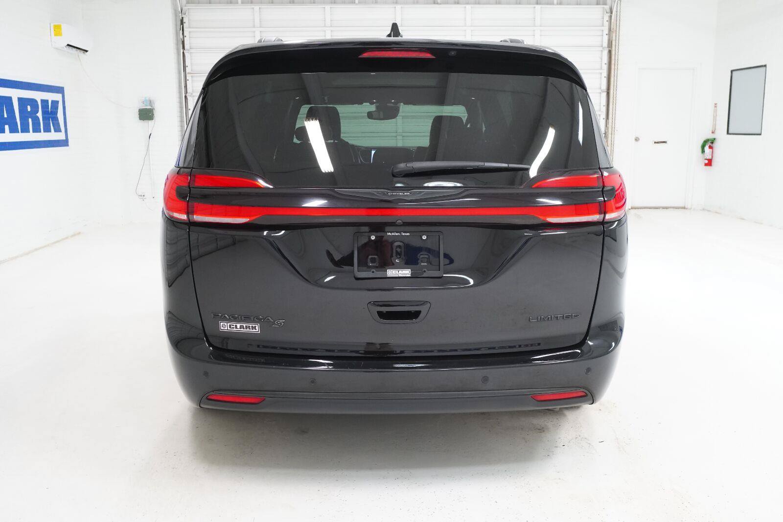 Used 2025 Chrysler Pacifica Limited FWD image 24