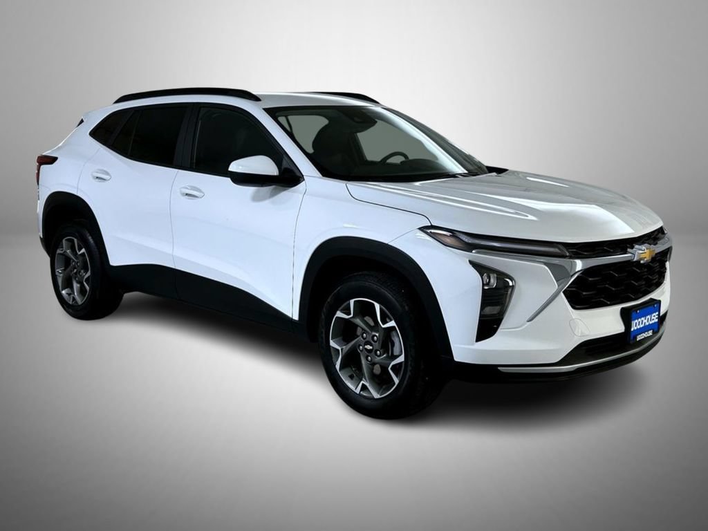 Used 2025 Chevrolet Trax LT FWD image 3