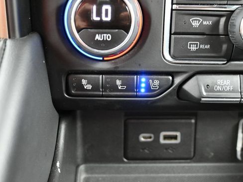 Used 2022 Chevrolet Suburban High Country w/ LPO, Illumination Package AWD/4WD image 13