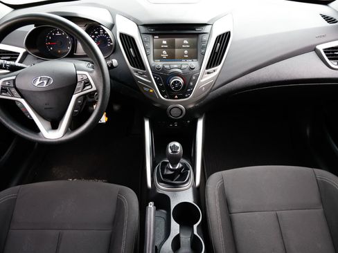 Used 2016 Hyundai Veloster image 2