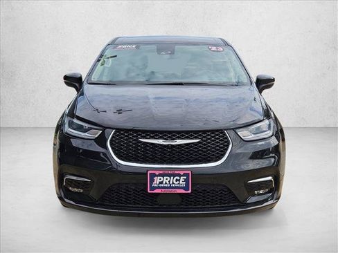 Used 2023 Chrysler Pacifica Touring-L FWD image 2